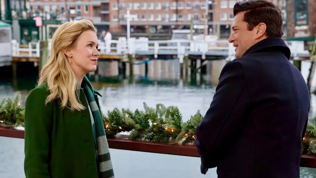 Play A Newport Christmas